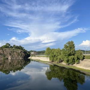 阳光洒肩头 头像