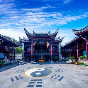 苏州市吴中区领导班子共有八人，其中一名区长，七名副区长，他们管理着苏州吴中区的14个乡镇街道，人口数达到了78.3万。 区长顾晓东负责吴中区的 ...
