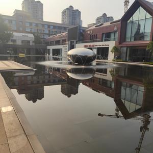 花丛旁写生画者 头像