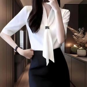 门外赏雪景的雅士 头像