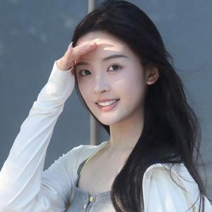 麦田中开心劳作的人 头像