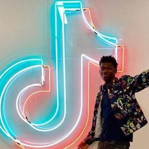 带你看世界 头像